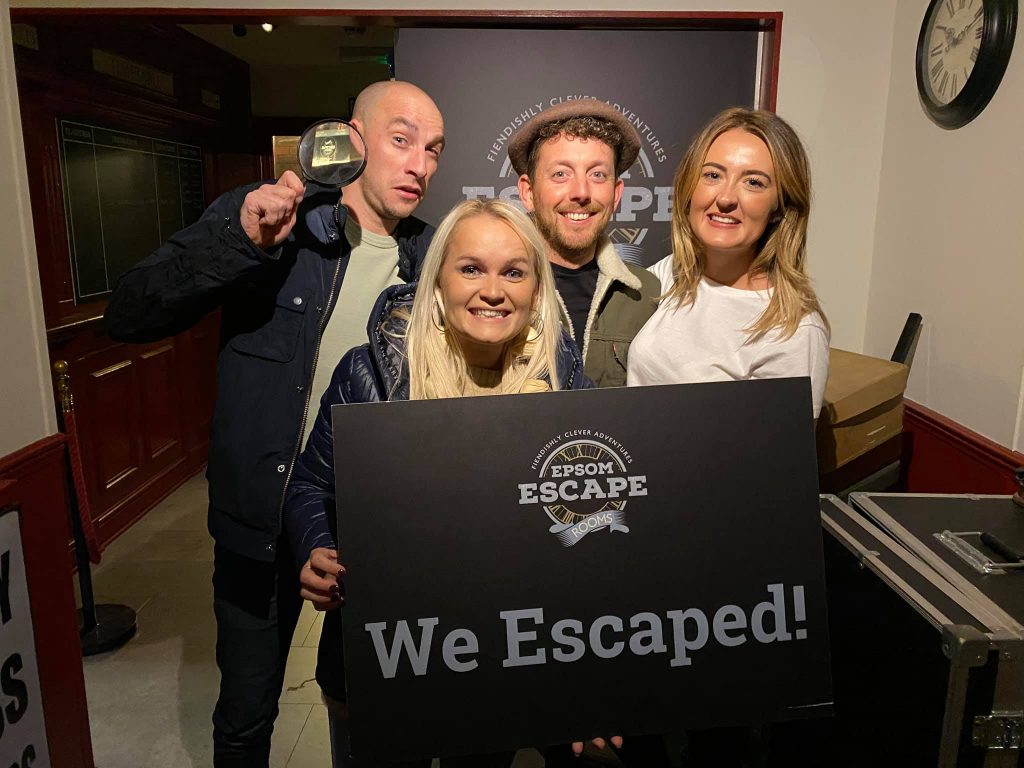 4 people escape rooms